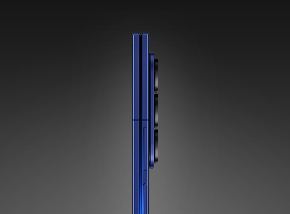 블루 쉐도우 색상의 갤럭시 Z 폴드7이 접혀 있고 측면을 통해 슬림한 디자인을 강조하고 있습니다.
