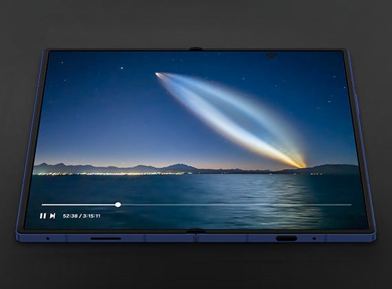 갤럭시 Z 폴드7이 펼쳐진 모습입니다. 메인 화면에서 영상이 재생되고 있습니다.