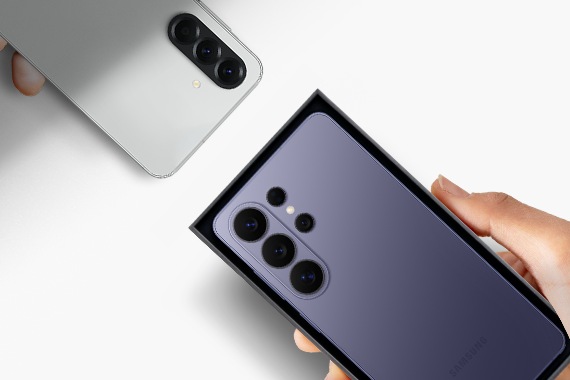 갤럭시 A56과 박스에 담긴 갤럭시 S26 울트라가 있습니다. 두 기기 모두 후면인 상태로 손에 들려 있습니다.