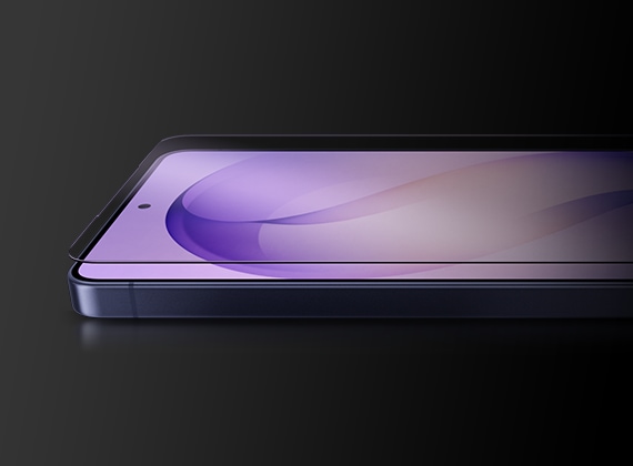 코발트 바이올렛 색상의 갤럭시 S26 울트라 측면에 코닝® 고릴라® 글래스가 제공하는 추가적인 보호 층을 확인할 수 있습니다.