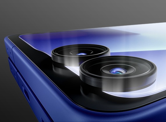 갤럭시 Z 플립7의 커버 디스플레이와 후면 카메라를 클로즈업하고 있습니다. 화면을 밝히는 빛이 플렉스윈도우가 확장되는 모습을 표현합니다.