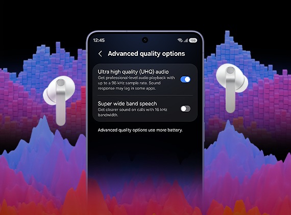 갤럭시 S26 울트라가 화면에 고급 음질 옵션을 표시하고 있습니다. UHQ 초고음질 오디오가 켜져 있고 슈퍼 와이드 밴드가 꺼져 있습니다. 스마트폰 양쪽에 갤럭시 버즈4 프로 이어버드가 장착되어 있습니다.