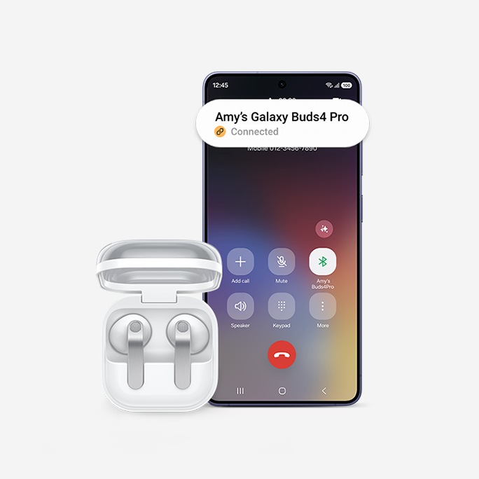 열려 있는 케이스에 화이트 색상의 갤럭시 버즈4 프로가 있고 갤럭시 S26 울트라도 함께 있습니다. 스마트폰의 화면에는 '에이미의 갤럭시 버즈4 프로 연결됨' 이라는 알림이 표시되고 즉시 페어링이 완료되었음을 알려줍니다.