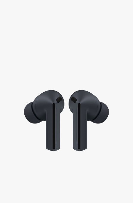 블랙 색상의 갤럭시 버즈3 FE 제품입니다.