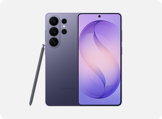코발트 바이올렛 색상의 갤럭시 S26 울트라 두 대가 겹쳐있습니다. 한 대는 후면을 보이고 있고 한 대는 전면을 보이고 있습니다. 옆에는 S펜이 놓여있습니다.