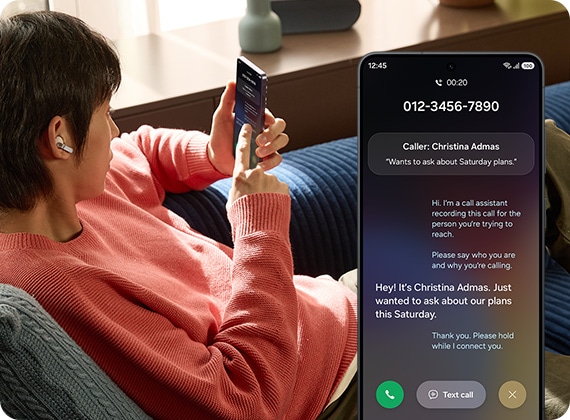 갤럭시 S26 울트라 스마트폰 화면을 들고 있는 한 사람이 있습니다. 통화 스크리닝이 전화를 받아 발신자와 통화 내용을 확인합니다. 그 내용을 텍스트로 요약 정리해주고, 이를 바탕으로 사용자가 전화를 받거나 거절할 수 있도록 선택권을 제공합니다.