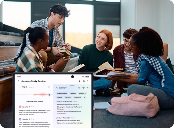 학생들이 모여서 책을 들고 있는 모습이 배경으로 있습니다. 전경에는 펼쳐진 갤럭시 Z 폴드7 스마트폰 화면에 텍스트 변환 어시스트에서 제공하는 녹음 내용 요약 및 텍스트가 표시되어 있습니다.