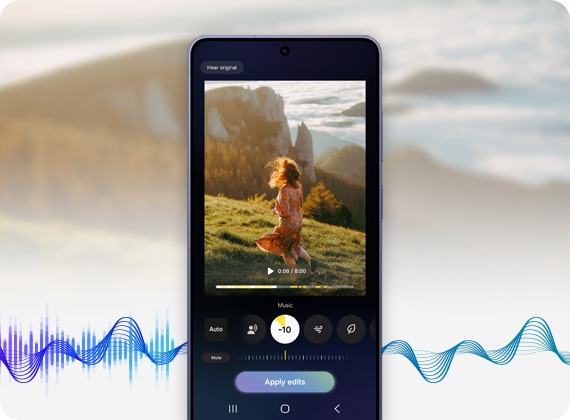 갤럭시 S26 울트라가 오디오 지우개로 한 사람이 바람 부는 야외에 있는 영상을 편집하고 있습니다. 편집 내용을 적용하는 버튼이 있습니다. 오디오 지우개에 불규칙적으로 삽입된 음파가 부드럽게 사라지며 소리가 어떻게 깔끔하게 정리되는지 표현하고 있습니다.