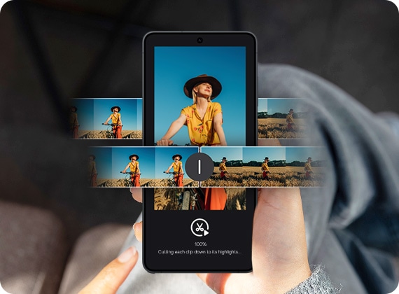 갤럭시 S26을 들고 있는 모습입니다. 자동 편집 기능을 이용해 영상을 편집하고 있습니다.