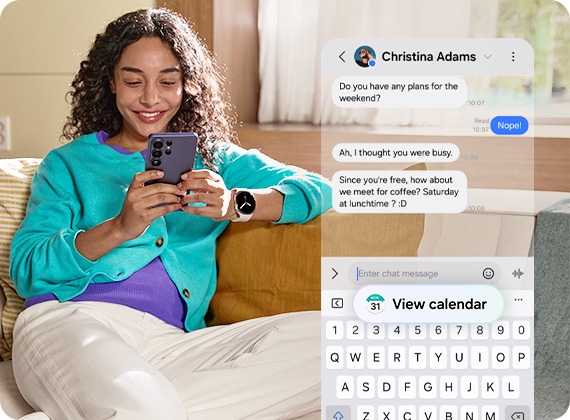 한 사람이 갤럭시 워치8을 착용하고 갤럭시 S26 울트라 스마트폰 화면을 확인하고 있습니다. 화면에는 만나기 위한 약속을 하는 대화 내용이 표시됩니다. Now nudge 기능이 대화에서 논의된 내용을 저장하기 위해 캘린더 보기 알림을 제안하고 있습니다.