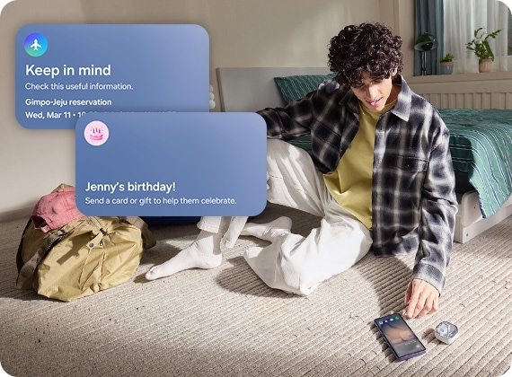 한 사람이 갤럭시 버즈4 프로를 착용하고 있고 갤럭시 S26 울트라 스마트폰 화면을 확인하고 있습니다. 화면에는 Now brief 앱이 실행되고 있고 근처에 갤럭시 버즈 케이스가 있습니다. 두 개의 GUI 화면에 Now brief의 개인 맞춤 알림이 표시됩니다.