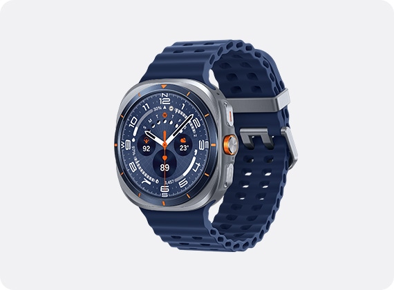 티타늄 블루 색상의 갤럭시 워치 울트라 제품입니다.