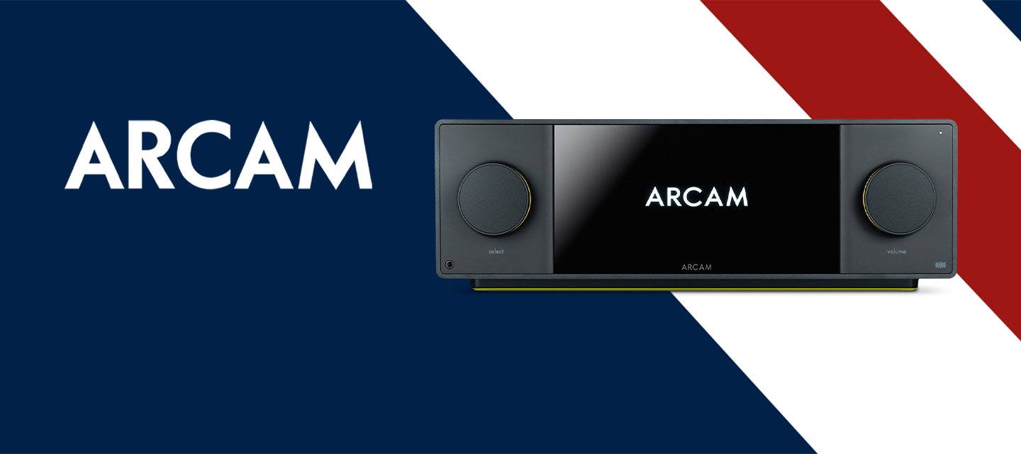 블루톤의 배경에 우측 유니언잭 패턴위로 ARCAM SA20과 CDS50 제품이 얹어져 있는 모습위에서 내려다보는 레벨 Perfomabe4 블랙 색상 제품 클로즈업 이미지