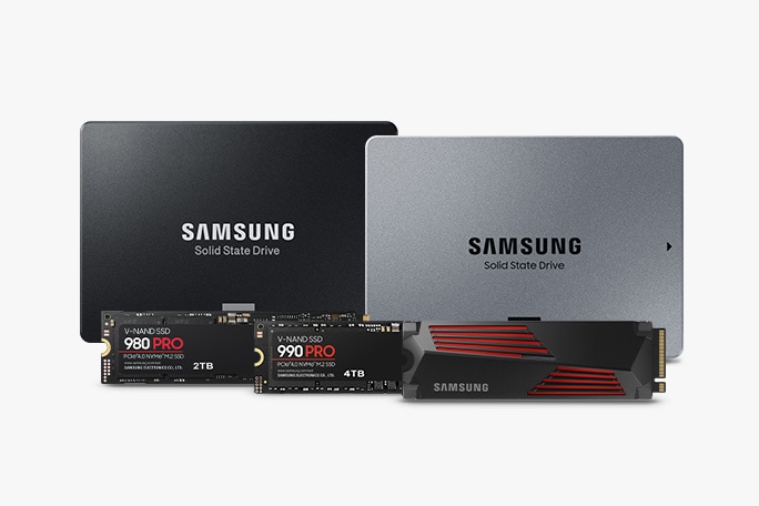 블랙 색상의 870 EVO SATA 2.5GB SSD와 870 QVO SATA 2.5GB SSD가 나열되어 있고, 그 앞에는 내장 SSD 990 PRO NVMe with Heatsink 2개와 내장 SSD 990 PRO NVMe가 1개가 나란히 놓여 있습니다.