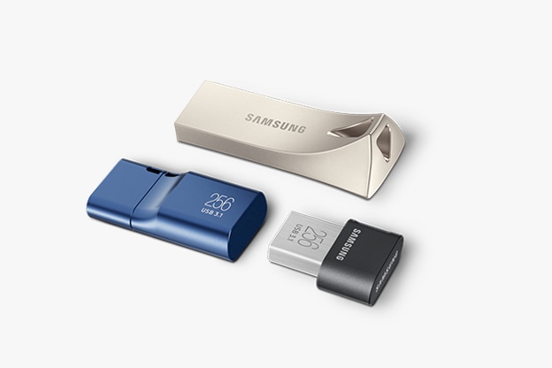 세 개의 USB flash drive가 서로 수직으로 배치되어 있습니다. 블루 컬러의 USB flash drive Type-C™ 256GB, 블랙 컬러의 FIT Plus USB 3.2 Gen1 Flash Drive, 실버 컬러의 BAR Plus USB 3.2 Gen1 Flash Drive입니다.