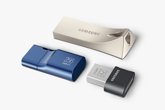 세 개의 USB flash drive가 서로 수직으로 배치되어 있습니다. 블루 컬러의 USB flash drive Type-C™ 256GB, 블랙 컬러의 FIT Plus USB 3.2 Gen1 Flash Drive, 실버 컬러의 BAR Plus USB 3.2 Gen1 Flash Drive입니다.