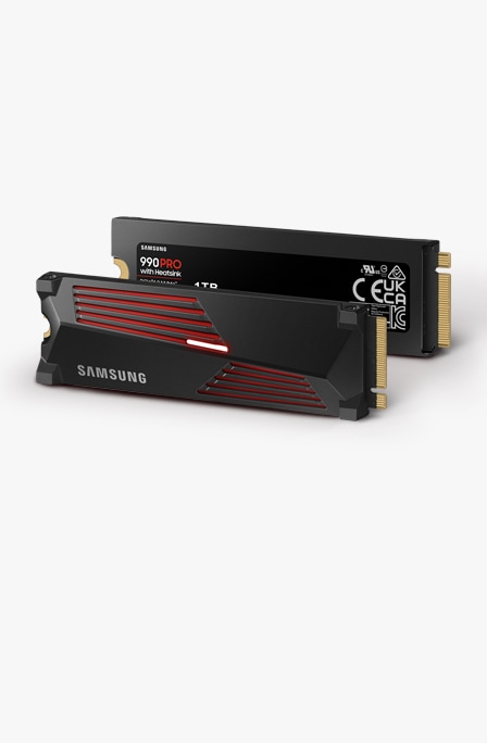 내장 SSD 990 PRO NVMe with Heatsink PCIe 4.0 M.2가 내장 SSD 990 PRO PCIe 4.0 NVMe M.2의 앞에 수직으로 놓여 있습니다.