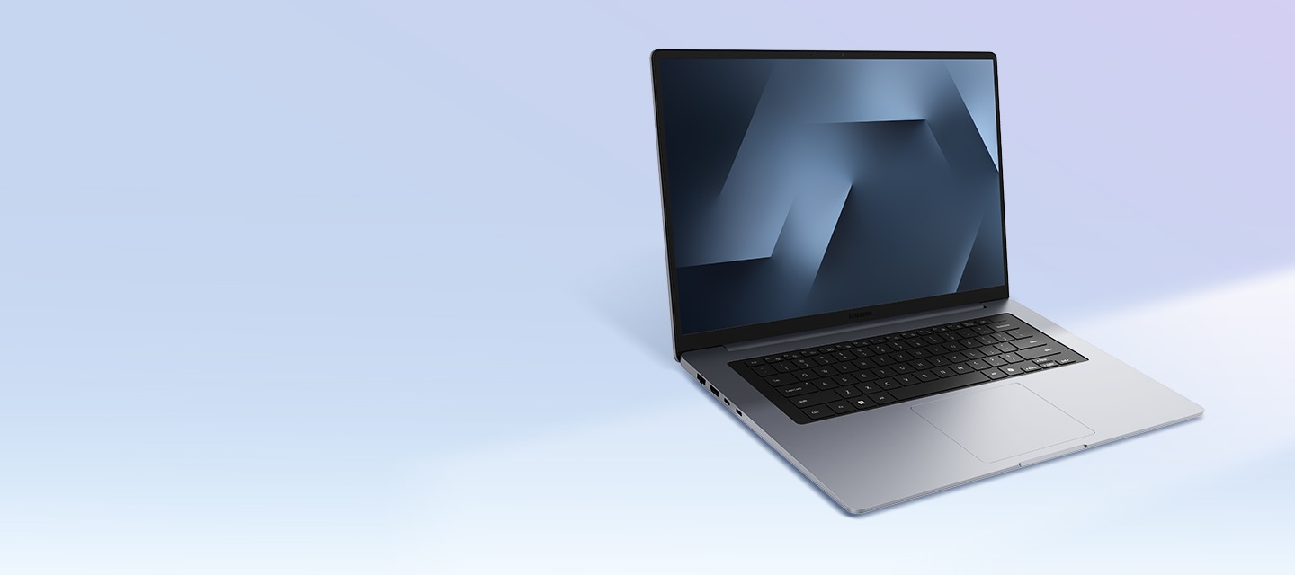 갤럭시 북6 제품입니다. 오른쪽 방향으로 힌지가 열려있고 화면에는 그레이톤의 비정형 스크린이 보여지고있습니다.