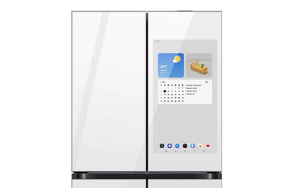 Bespoke AI 패밀리허브 4도어 제품의 상칸이 확대되어 보여지며, 상칸 우측에는 패밀리허브 앱 화면이 보여집니다.