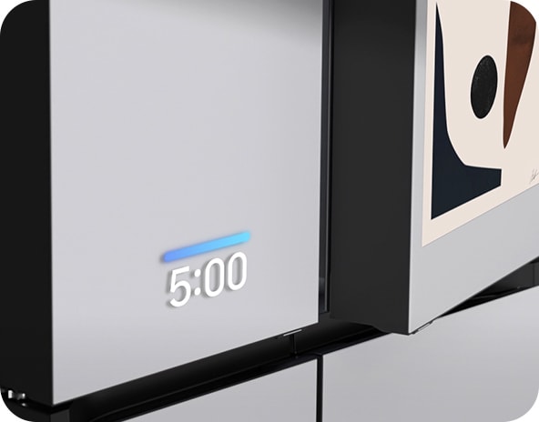 Bespoke 냉장고 AI 홈 4도어 제품의 상칸이 확대되어 보여지며, 상칸 우측에는 225mm 터치 스크린 화면이 보여집니다.