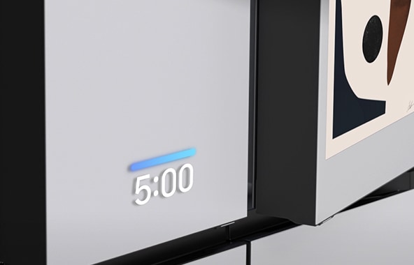 Bespoke 냉장고 AI 홈 4도어 제품의 상칸이 확대되어 보여지며, 상칸 우측에는 225mm 터치 스크린 화면이 보여집니다.