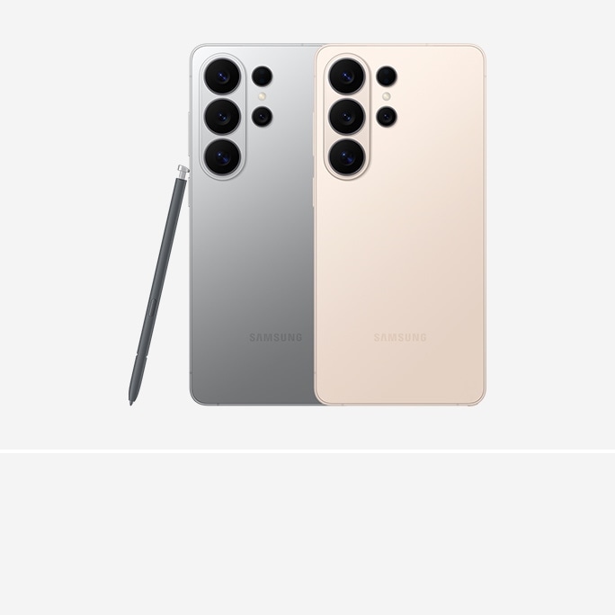 실버 쉐도우, 핑크골드 색상의 갤럭시 S26 울트라 두 대가 후면을 보인 채 겹쳐 서있습니다. 그 옆에는 S펜이 기대어 서 있습니다.