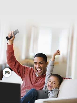 남성과 아이가 Vision AI 스마트 TV로 경기를 보며 응원하고 있으며, 남성은 리모컨을 들고 아이는 그레이 색상의 Galaxy Tab S11 Ultra를 들고 있고 TV 위에 게임 컨트롤러 아이콘이 표시됨