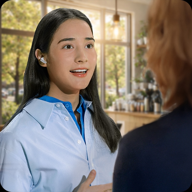 한 여성이 화이트 색상의 갤럭시 버즈4 프로 이어버드를 착용한 상태로 다른 사람과 대화를 나누며 대화 감지 기능을 표현하고 있습니다.