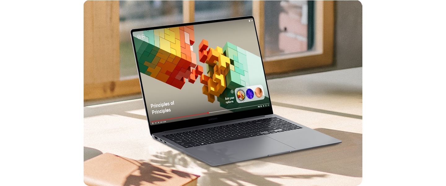 갤럭시 북5 프로는 밝은 조명의 책상 위에 열린 상태로 배치되어 있으며, 제품의 화면에서 동영상이 재생됩니다. 비전 부스터 덕분에 화면 이미지가 선명하게 보여지고 가시성이 향상되어 보입니다.