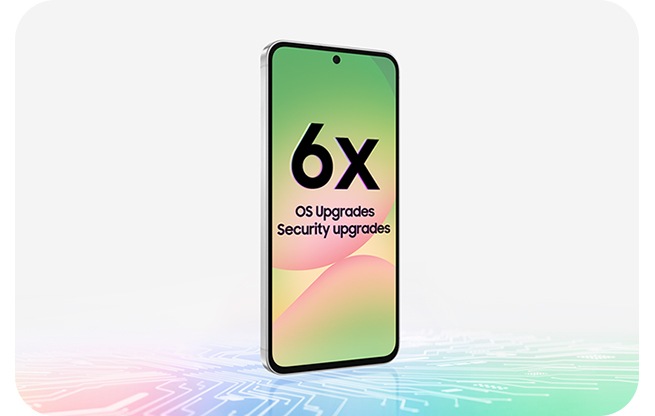 오른쪽을 향해 비스듬히 세워져 전면을 드러낸 갤럭시 퀀텀6 화면에는 '6회 OS 업그레이드'와 '보안 업그레이드'라는 문구가 있고 하단에는 칩셋을 형상화한 그래픽이 있습니다.