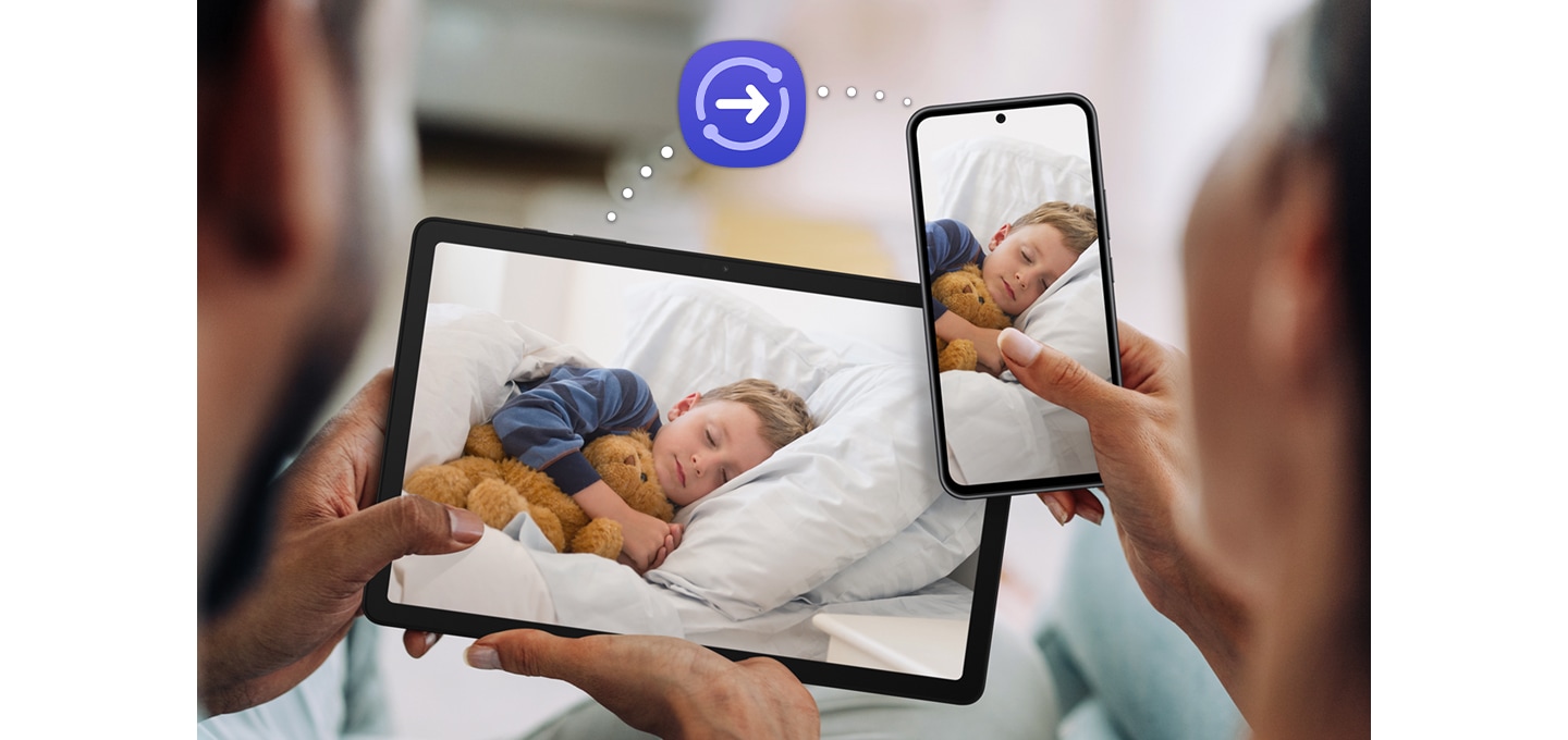 왼한 커플이 갤럭시 탭 A9+와 갤럭시 스마트폰을 들고 있고 두 기기의 화면에는 잠자는 아이의 사진이 동일하게 있습니다. 두 기기 위에는 기기를 연결하는 점선이 있고 중앙에는 파일 공유 기능을 표현하는 퀵 쉐어 아이콘이 있습니다.