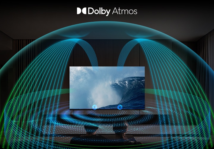 TV 화면에는 파도가 치고 있으며, TV에서는 음파가 나와 소파에 앉아 있는 사람들을 감싸고 있습니다.