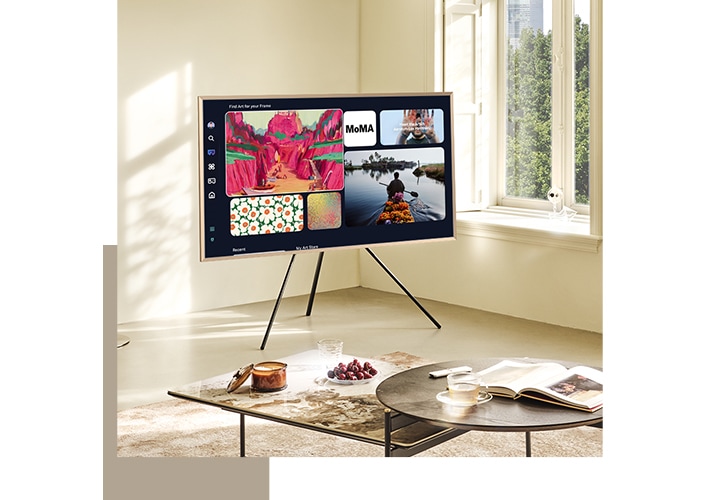 스탠드에 설치된 TV 화면에 여러가지 그림과 사진이 보입니다.