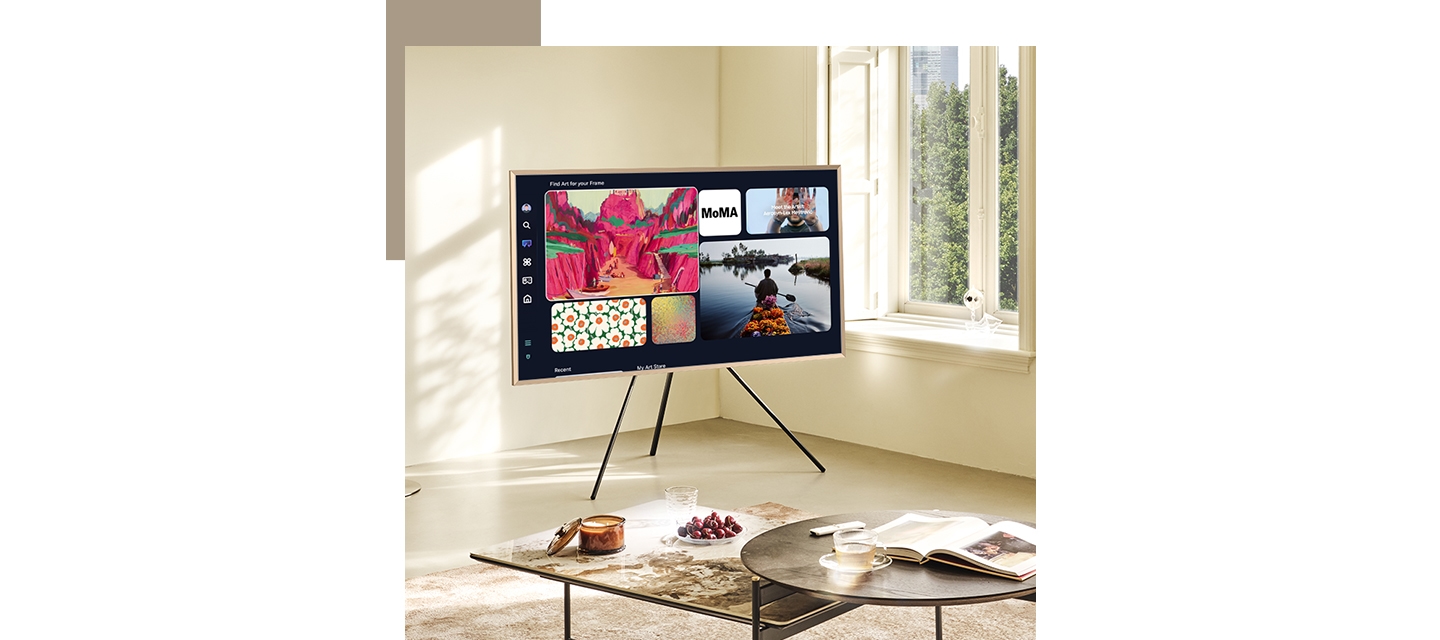 스탠드에 설치된 TV 화면에 여러가지 그림과 사진이 보입니다.