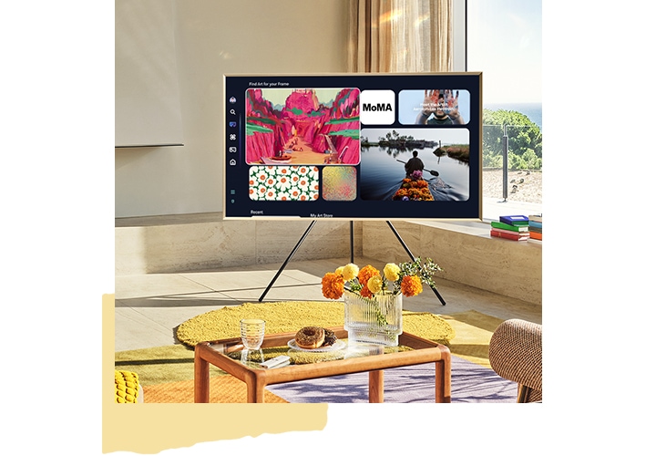 스탠드에 설치된 TV 화면에 여러가지 그림과 사진이 보입니다.