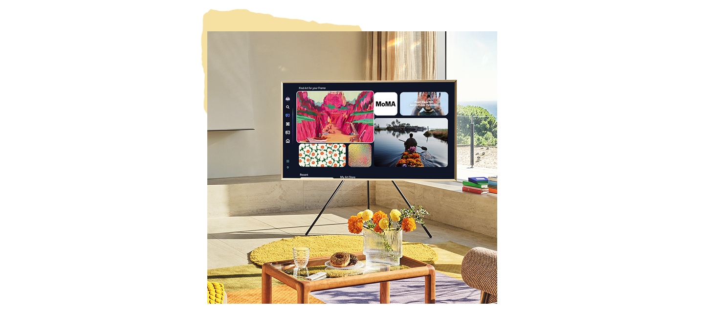 스탠드에 설치된 TV 화면에 여러가지 그림과 사진이 보입니다.