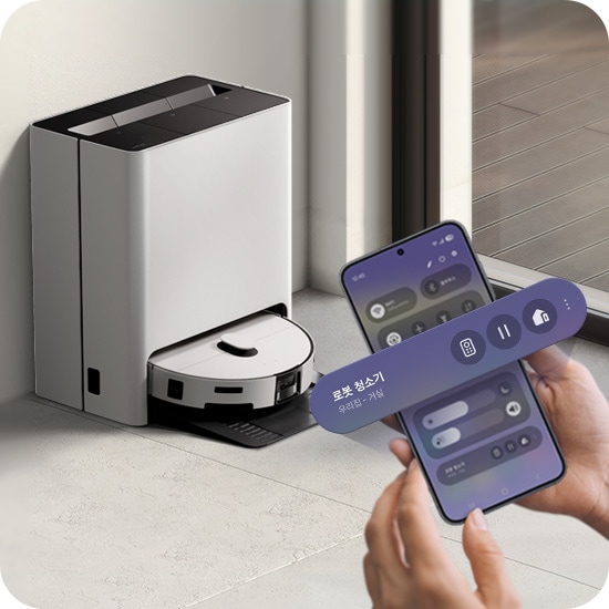 한 사람이 스마트폰을 들고 Bespoke AI 스팀 앞에 서 있습니다. 스마트폰 화면 위로 원격, 시작, 홈 에너지 아이콘이 있는 위젯이 확대되어 겹쳐 나타납니다.