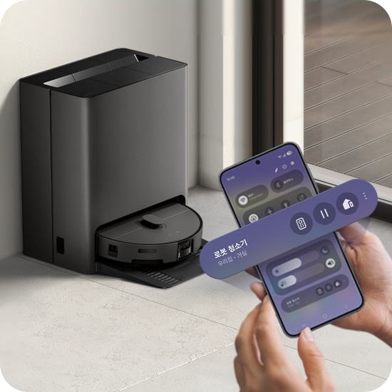 한 사람이 스마트폰을 들고 Bespoke AI 스팀 앞에 서 있습니다. 스마트폰 화면 위로 원격, 시작, 홈 에너지 아이콘이 있는 위젯이 확대되어 겹쳐 나타납니다.