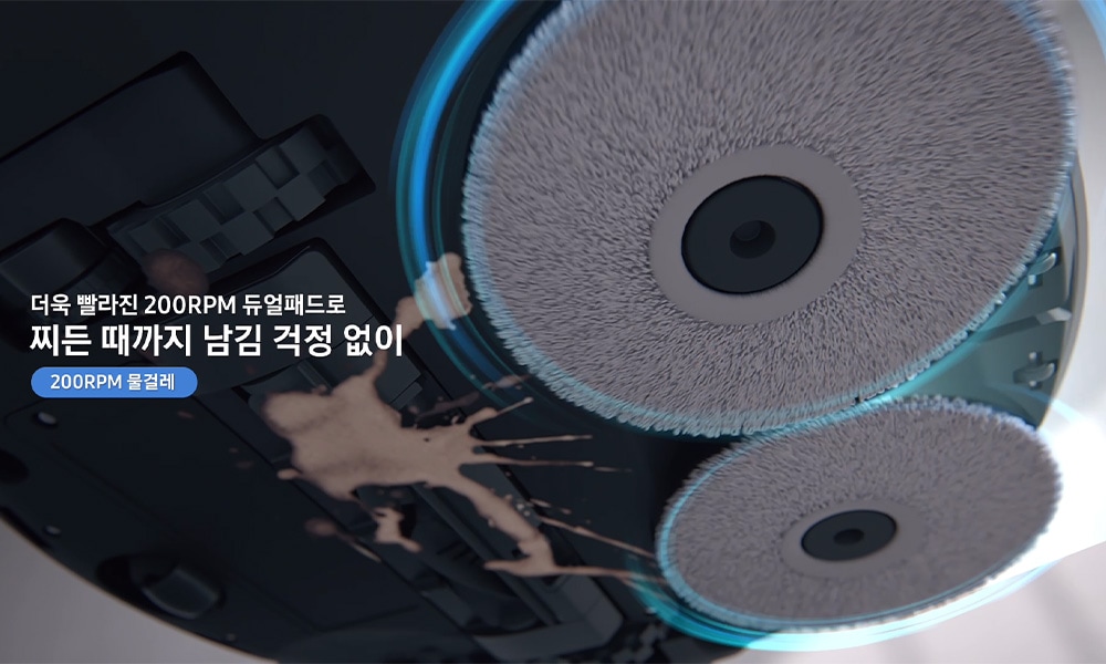 이미지 왼쪽 부분에 더욱 빨라진 200RPM 듀얼패드로 찌든 때까지 남김 걱정 없이 200RPM 물걸레 텍스트가 쓰여있고 Bespoke AI 스팀 울트라의 바닥 부분이 보이면서 가 갈색 얼룩이 있는 더러운 표면을 물걸레질하고 있는 이미지입니다.