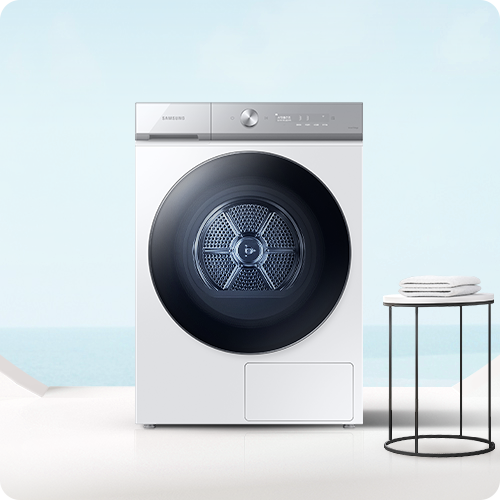 엷은 하늘색 벽과 흰 바닥으로 된 공간입니다. 오른편에는 수건이 올려져 있는 둥근 선반이 있고 엷은 하늘색 벽 중간 앞에 건조기가 있는 이미지입니다.