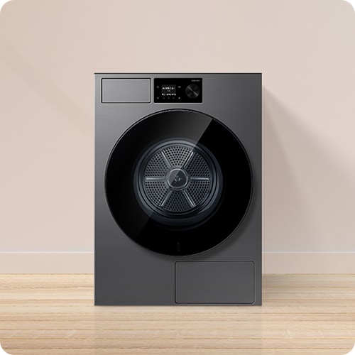 엷은 하늘색 벽과 흰 바닥으로 된 공간입니다. 오른편에는 수건이 올려져 있는 둥근 선반이 있고 엷은 하늘색 벽 중간 앞에 건조기가 있는 이미지입니다.