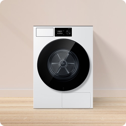 엷은 하늘색 벽과 흰 바닥으로 된 공간입니다. 오른편에는 수건이 올려져 있는 둥근 선반이 있고 엷은 하늘색 벽 중간 앞에 건조기가 있는 이미지입니다.