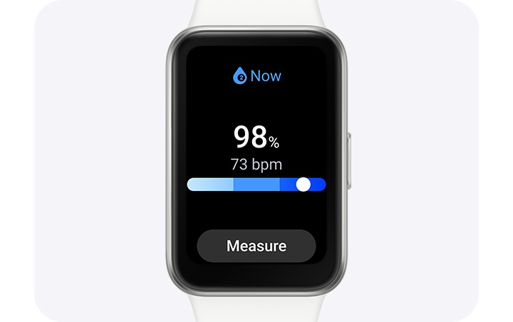 혈중 산소 농도 측정 기능이 실행된 갤럭시 핏3가 나타납니다. 혈중 산소 농도 98 %, 심박수 73 bpm이라고 적혀 있습니다. 아래에는 ‘측정’ 버튼이 있습니다.