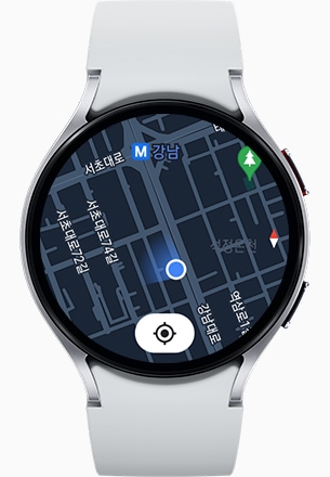 갤럭시 워치6 화면에 GPS 기능이 실행되어 있으며 사용자의 위치를 지도에 표시하고 있습니다. 배경에는 워치 화면에 표시되는 GPS 지도와 유사한 스타일의 지도가 있습니다.