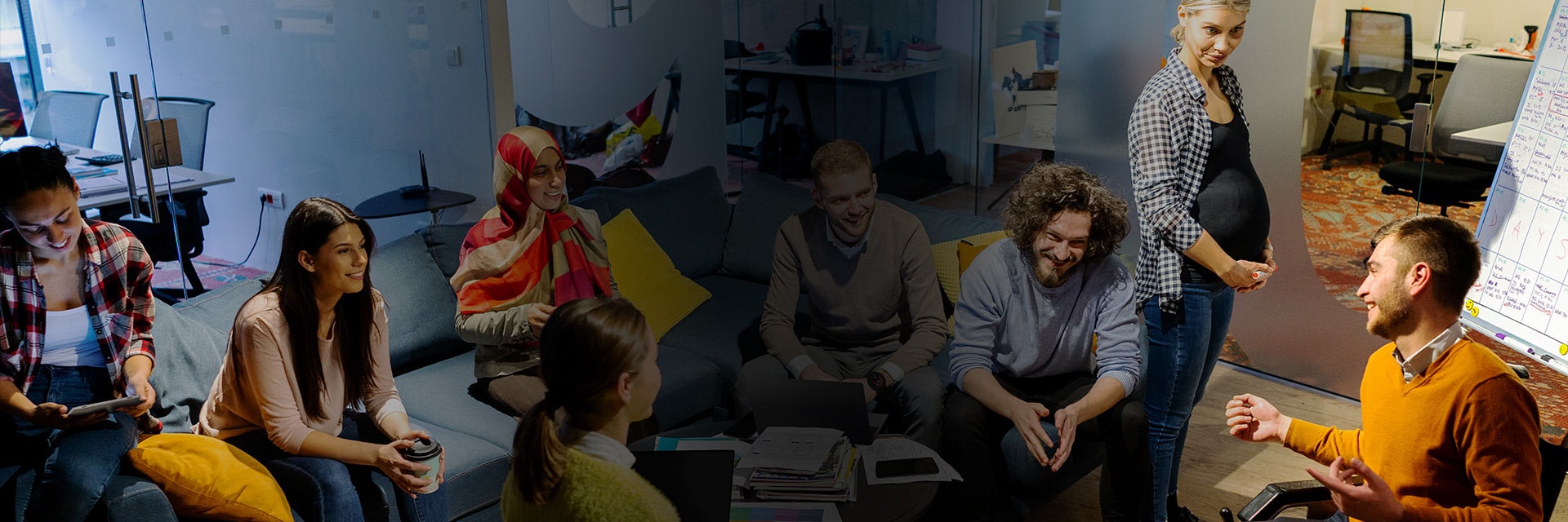 남성, 여성, 장애인 등 다양한 배경을 가진 비즈니스 전문가들이 함께 사무실에서 브레인스토밍을 진행하며 팀워크를 발휘하고, 혁신적인 아이디어를 제안하는 모습