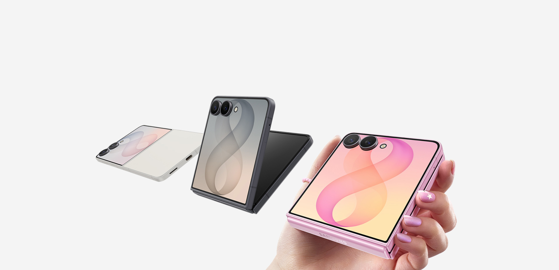 Үш Galaxy Z Flip8 құрылғысын әртүрлі позицияларда көруге болады. Cream түсті бір құрылғы артқы жағынан ашылған күйінде көрсетіледі. Одан кейін графит түсті тағы бір құрылғы мұқаба экраны жағынан жартылай ашылған күйде көрсетіледі. Соңында қызғылт алтын түсті бүктелген құрылғы бір қолда ұсталып, мұқаба экраны жоғары қаратылған күйде көрсетіледі.