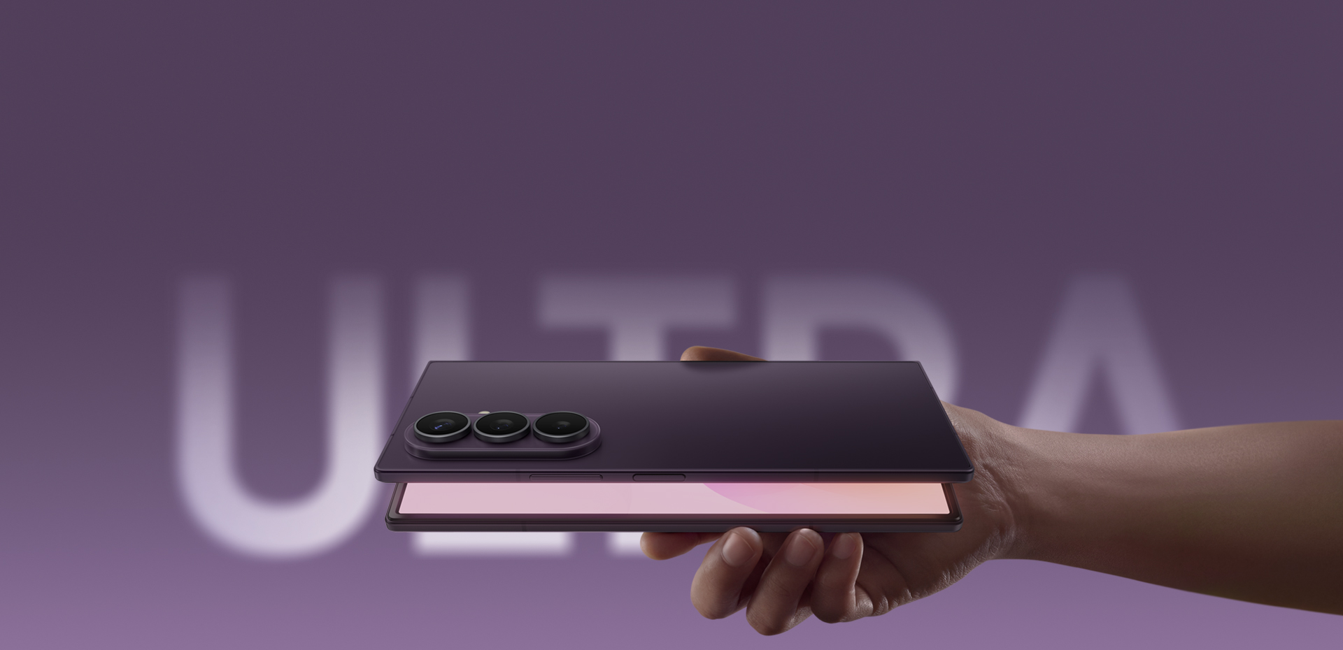 Galaxy Z Fold8 Ultra жартылай ашылған күйде артқы жағынан көрінеді. Негізгі экраннан түскен жарық саңылауды жарықтандырады.