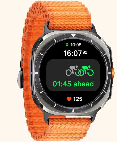 На экране Galaxy Watch Ultra отображается экран функции «Гонка», на котором сравнивается личный рекорд в реальном времени и предыдущий рекорд с текстом «Впереди 01:45», а также отображается текущий пульс.