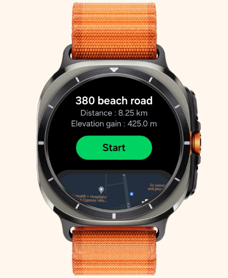 Galaxy Watch Ultra, на котором отображается экран функции «Маршрут» с пунктом назначения, увеличением расстояния и кнопкой «Старт».