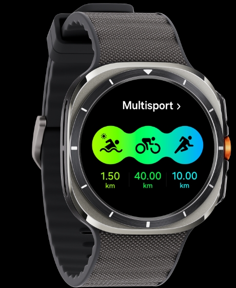 На часах Galaxy Watch Ultra открыт экран плитки «Многоборье» с заданной дистанцией для каждого вида спорта: плавания, велоспорта и бега.